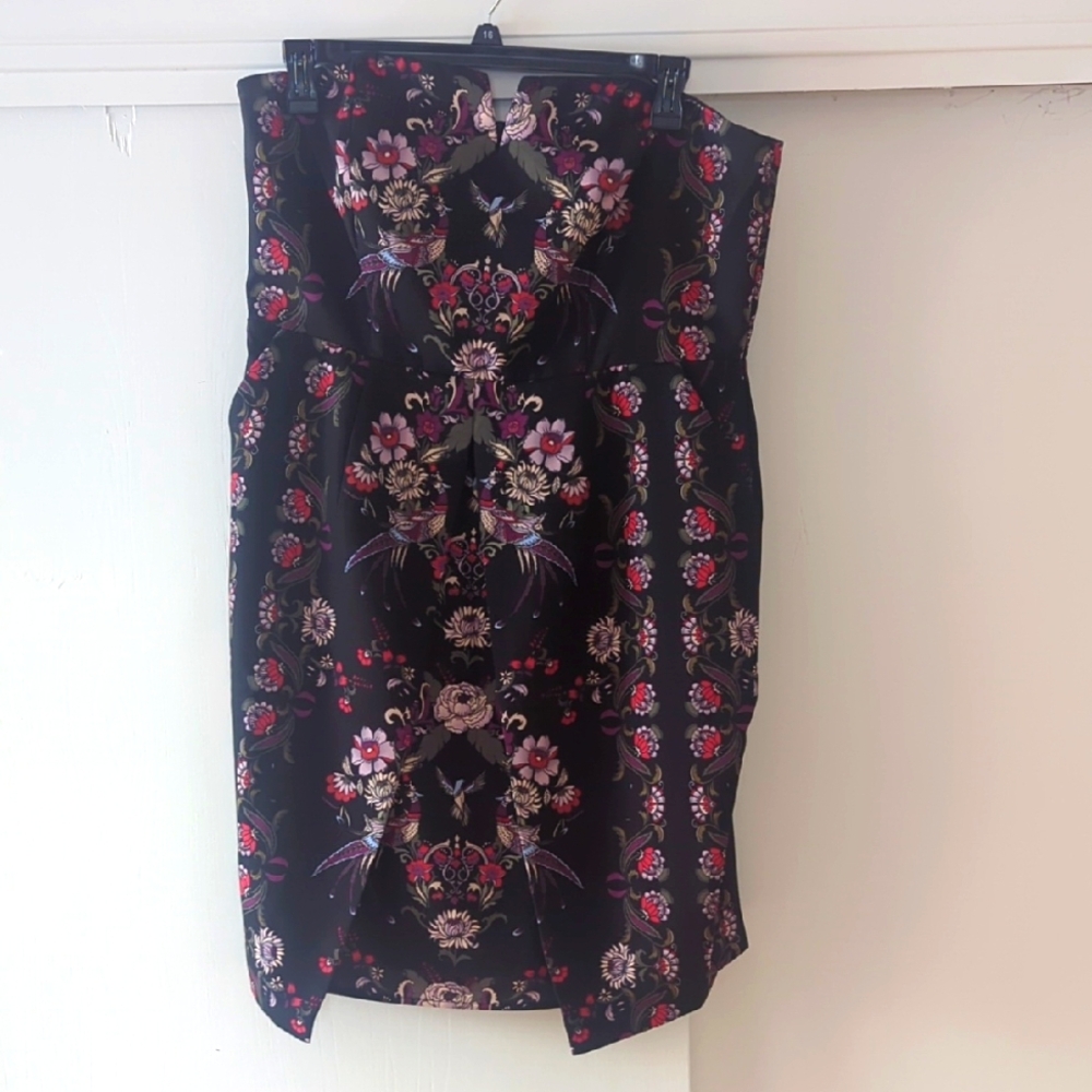 Strapless black motif dress with pockets!